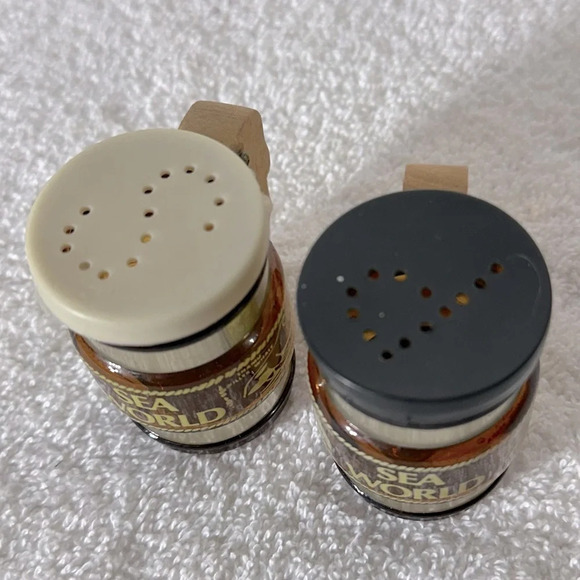 Vintage Sea World Tiny Beer Mug Salt & Pepper Shakers - Picture 7 of 10